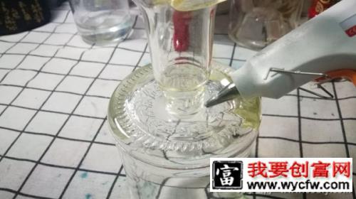 废旧酒瓶改造美美的花器和烛台 第4步