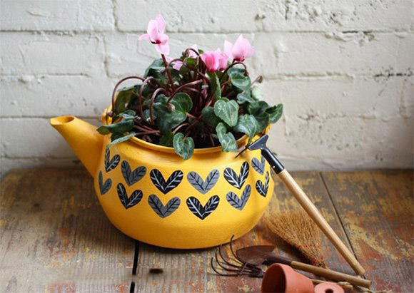 旧茶壶diy个性花盆花器 废旧容器创意改造的方法教程