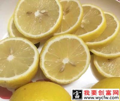 鲜柠檬可以除水垢-